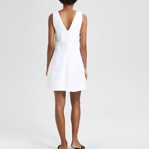 BRAND NEW: Theory white linen v shift dress
